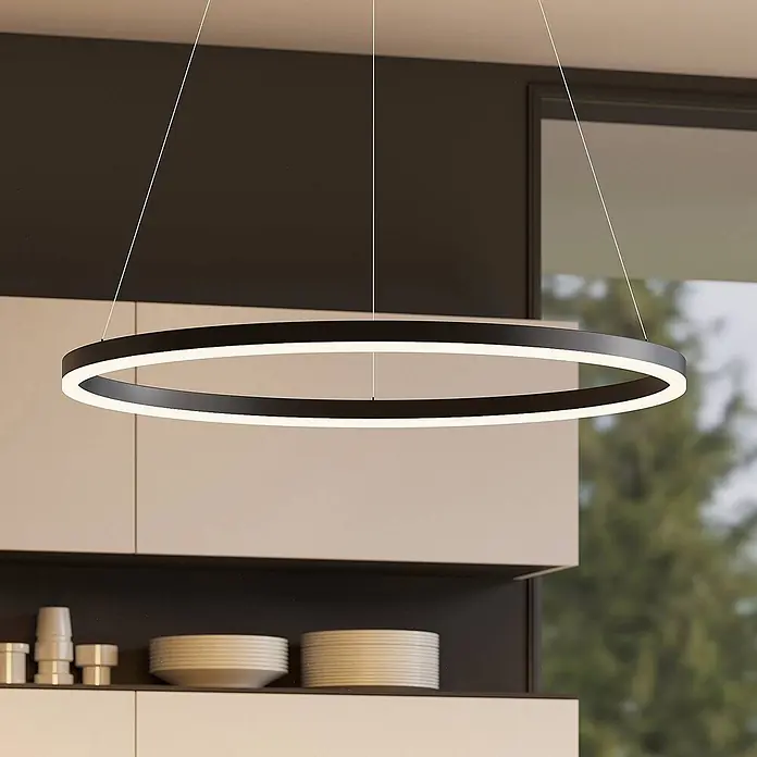Arcchio Pendelleuchte Albiona - schwarz, Schwarz, weiß - Schwarze runde LED-Pendelleuchte über modernen Küchenschränken, beleuchtet.