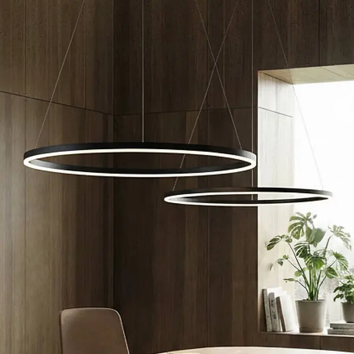 Arcchio Pendelleuchte Albiona - schwarz, Schwarz, weiß - Zwei schwarze, runde LED-Pendelleuchten erhellen einen modernen Raum mit Holzwänden.