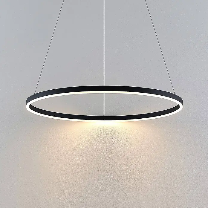 Arcchio Pendelleuchte Albiona - schwarz, Schwarz, weiß - Schwarze, runde LED-Pendelleuchte, aufgehängt an dünnen Drähten, die warmes Licht nach unten strahlt.