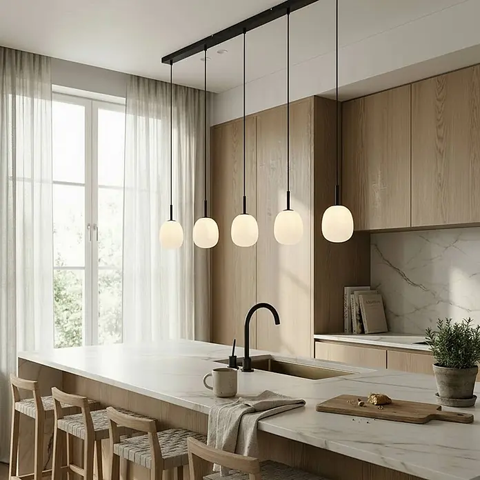 Lindby Pendelleuchte Etiena - L x B x H: 116 x 13 x 15 cm, opalweiß, Schwarz matt, G9 - Fünf minimalistische Pendelleuchten mit schwarzer Linearaufhängung und weißen Opalglasschirmen, über einer Kücheninsel.