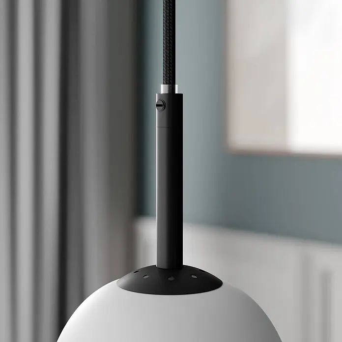 Lindby Pendelleuchte Etiena - L x B x H: 116 x 13 x 15 cm, opalweiß, Schwarz matt, G9 - Nahaufnahme einer schwarz-weißen Pendelleuchte mit geflochtener Schnur und kugelförmigem Schirm.