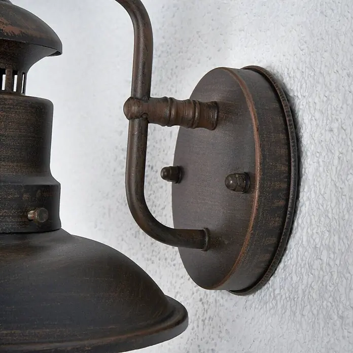 Lindby Außenwandleuchte Eddie - braun / rost, IP44 - Wandmontierte Außenleuchte aus patinierter Bronze mit geschwungenem Arm und Glockenschirm.