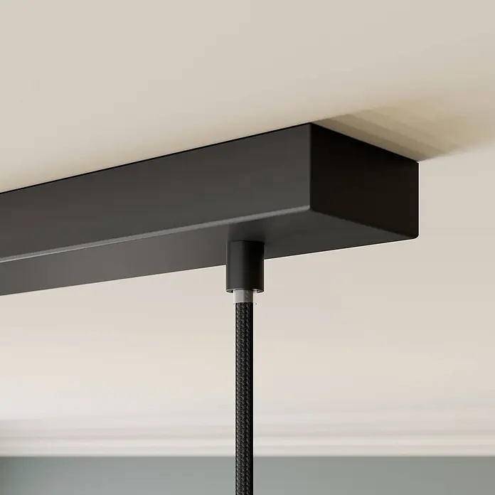 Lindby Pendelleuchte Etiena - L x B x H: 116 x 13 x 15 cm, opalweiß, Schwarz matt, G9 - Schwarze rechteckige Deckenrosette mit geflochtenem Pendelleuchtenkabel an der Decke.
