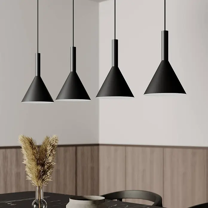 Arcchio Pendelleuchte Tadej - L x B x H: 112 x 19 x 28 cm, schwarz, Schwarz, weiß, E27 - Vier schwarze konische Pendelleuchten hängen über einem Tisch und sorgen für fokussierte Beleuchtung.