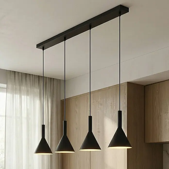 Arcchio Pendelleuchte Tadej - L x B x H: 112 x 19 x 28 cm, schwarz, Schwarz, weiß, E27 - Schwarze lineare Pendelleuchte mit vier kegelförmigen Lampen, von der Decke über Holzschränken hängend.