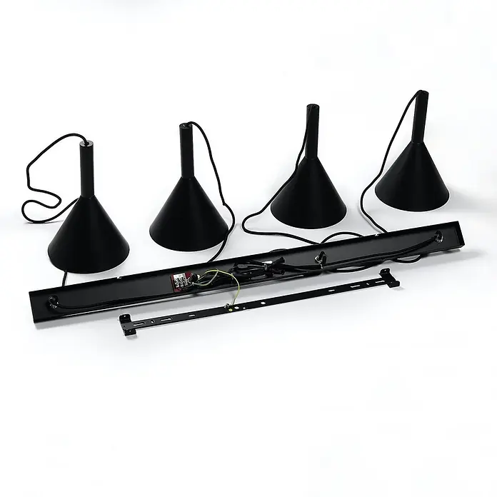 Arcchio Pendelleuchte Tadej - L x B x H: 112 x 19 x 28 cm, schwarz, Schwarz, weiß, E27 - Schwarze lineare Pendelleuchte mit vier konischen Schirmen, Verkabelung und Montagehalterung.