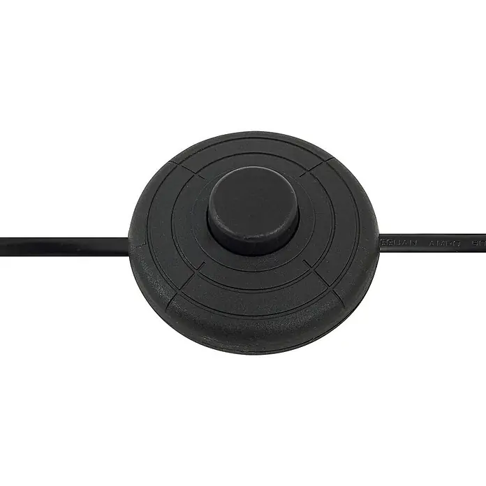 Lindby Stehleuchte Triangolo - Höhe: 195 cm, schwarz, schwarz, E27 - Schwarzer runder Fußschalter mit zentralem Knopf, an ein Kabel angeschlossen.