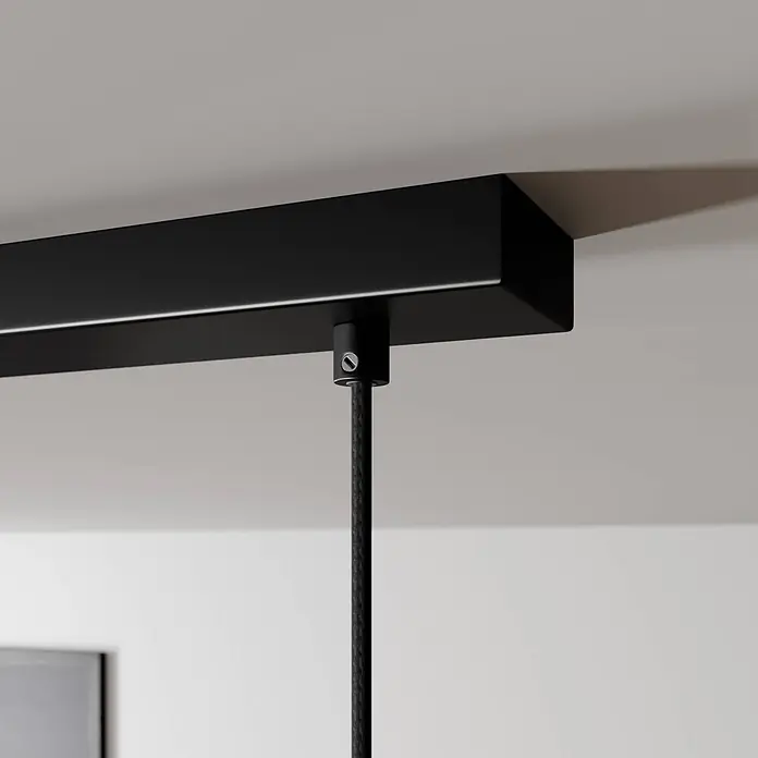 Arcchio Pendelleuchte Tadej - L x B x H: 112 x 19 x 28 cm, schwarz, Schwarz, weiß, E27 - Schwarze rechteckige Deckenrosette mit geflochtenem Kabel, an der Decke montiert.