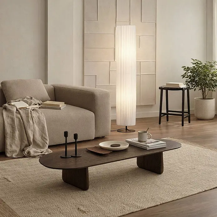 Lindby Stehleuchte Virelle - weiß / opal, E27 - Ein weiches, beiges Stoffsofa in einem Wohnzimmer, mit einer Überwurfdecke und Büchern dekoriert.