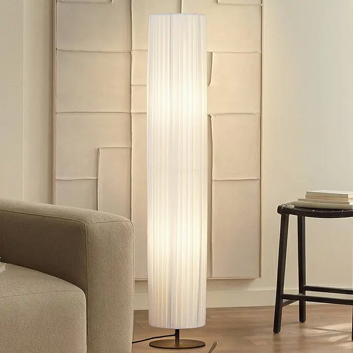 Lindby Stehleuchte Virelle - weiß / opal, E27 - Hohe zylindrische Stehlampe mit plissiertem weißem Stoffschirm, spendet warmes Umgebungslicht im Wohnzimmer.