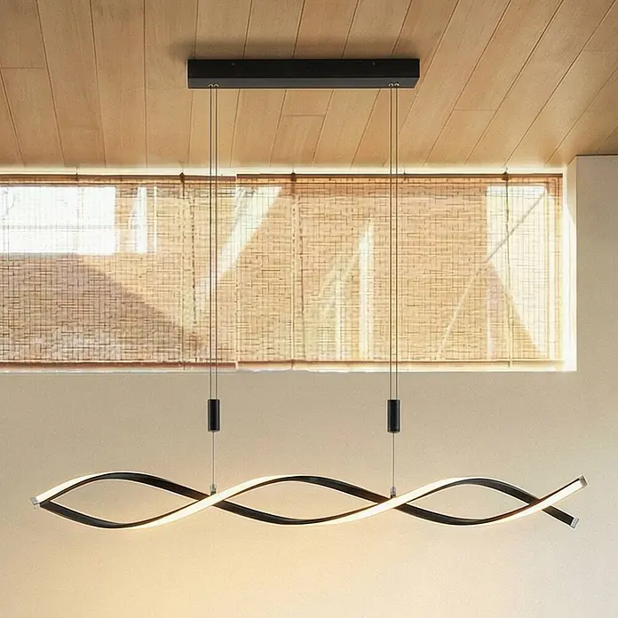 Lindby Pendelleuchte Welina - L x B x H: 107 x 10 x 200 cm, schwarz, Schwarz matt - Moderne schwarz-weiße wellenförmige LED-Pendelleuchte, von einer Holzdecke hängend, beleuchtet den Raum.