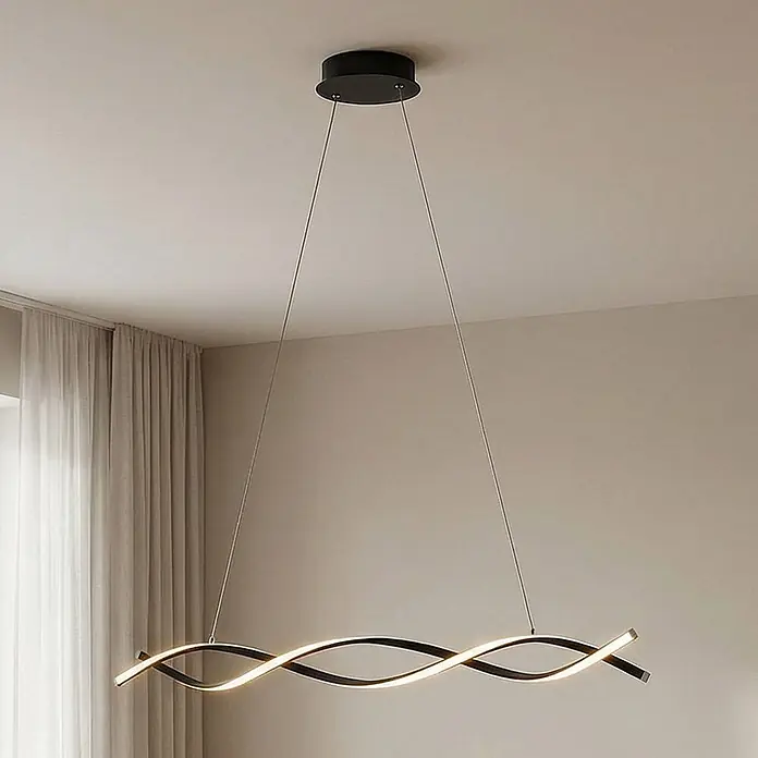Lindby Pendelleuchte Welina - L x B x H: 107 x 10 x 200 cm, schwarz, Schwarz matt - Moderne schwarze wellenförmige LED-Pendelleuchte beleuchtet einen Raum, von der Decke hängend an dünnen Drähten.
