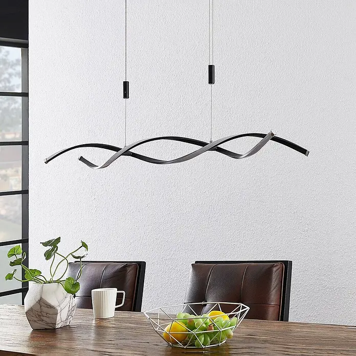 Lindby Pendelleuchte Welina - L x B x H: 107 x 10 x 200 cm, schwarz, Schwarz matt - Moderne schwarze und silberne gewellte LED-Pendelleuchte über einem Esstisch.