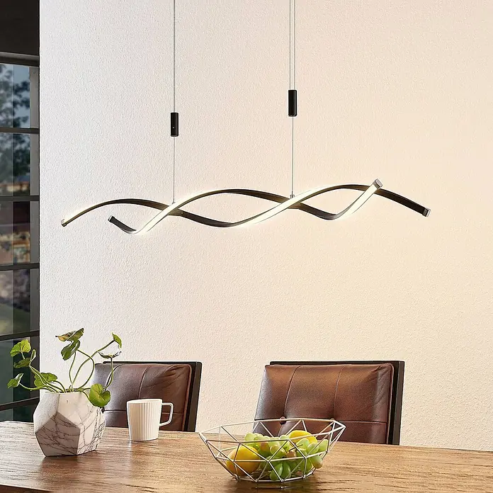 Lindby Pendelleuchte Welina - L x B x H: 107 x 10 x 200 cm, schwarz, Schwarz matt - Moderne wellenförmige LED-Pendelleuchte aus dunklem Metall und weißem Diffusor über einem Esstisch.