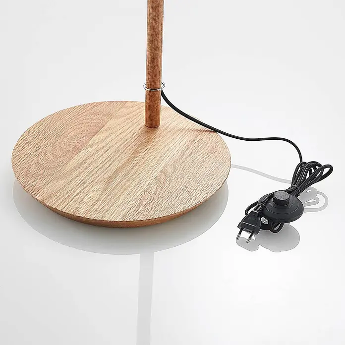 Lucande Stehleuchte Jinda - Höhe: 160 cm, Holz dunkel, weiß / opal, E27 - Hölzerner Lampenfuß und -stange mit schwarzem Textilkabel, Fußschalter und zweipoligem Stecker. Ein Metallring fixiert das Kabel am Stab.