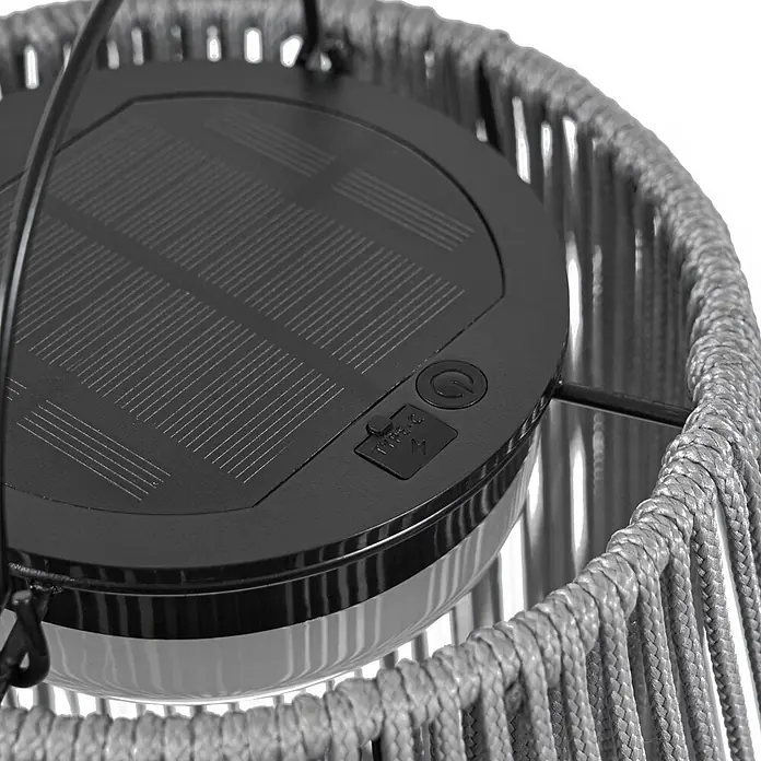 Lindby Außenwand- & Deckenleuchte Austas - alu / grau / zink, IP54 - Schwarzes Solarpanel mit Typ-C-Anschluss & Power-Taste auf grauer geflochtener Laterne.