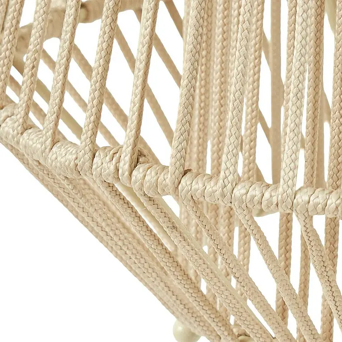 Lindby Außenwand- & Deckenleuchte Austas - creme / amber, IP54 - Nahaufnahme einer Struktur aus beigen geflochtenen Seilen mit komplexen Knoten, eventuell Teil einer Leuchte oder Möbelstücks.