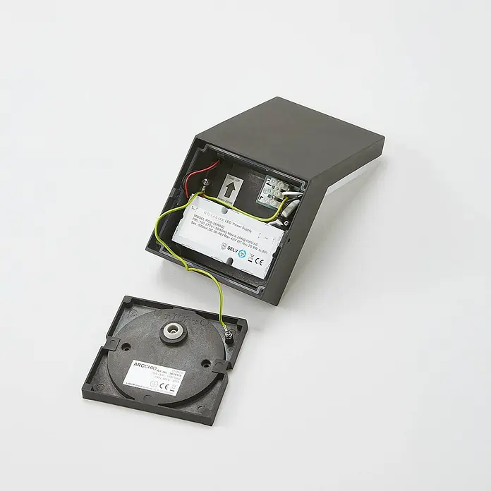 Arcchio Außenwandleuchte Yolena - schwarz, IP54 - Zerlegte dunkelgraue LED-Außenleuchte mit sichtbarem LED-Netzteil und Montageplatte.