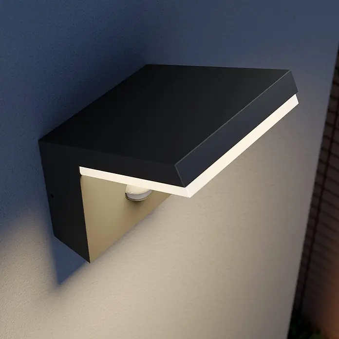 Arcchio Außenwandleuchte Yolena - schwarz, IP54 - Schwarze, angewinkelte LED-Außenwandleuchte, die warmweißes Licht nach unten auf eine strukturierte Wand wirft.