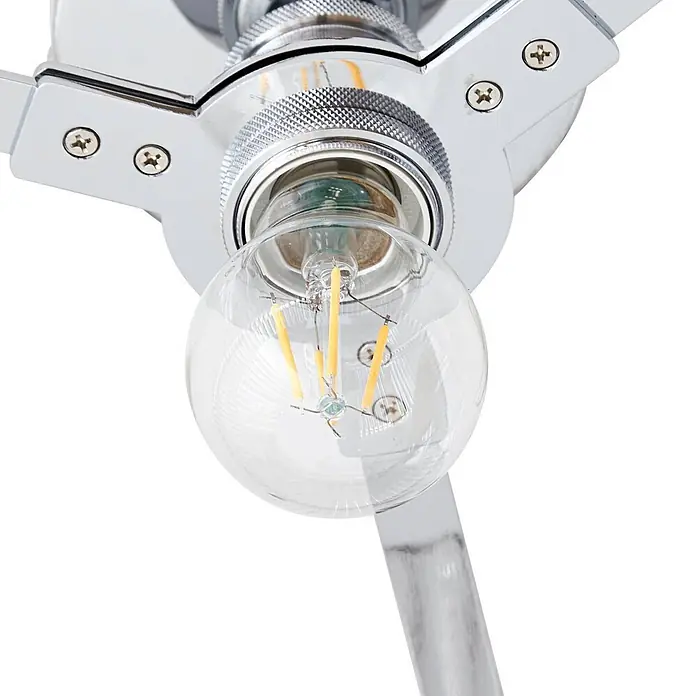 Lucande Deckenleuchte Meritt - L x B x H: 40 x 40 x 20 cm, chrom / silber, klar / transparent, E27 - Verchromte Leuchte mit klarer LED-Birne, die gelbe Filamente und Befestigungsschrauben zeigt.
