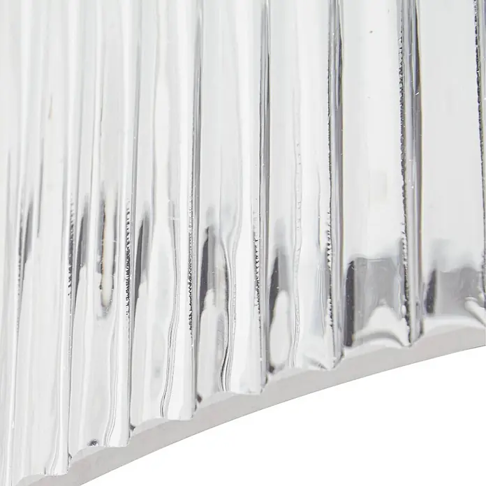 Lucande Deckenleuchte Meritt - L x B x H: 40 x 40 x 20 cm, chrom / silber, klar / transparent, E27 - Nahaufnahme einer klaren, geriffelten Glas- oder Kunststoffplatte mit vertikalen Rillen.