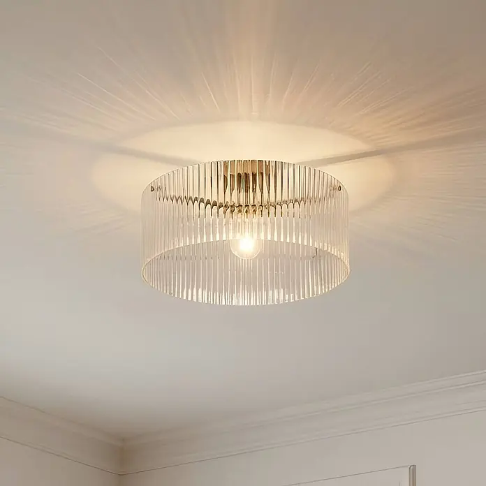 Lucande Deckenlampe in transparent, messing, Deckenleuchte -  - Klare, geriffelte Acryl-Deckenleuchte mit sichtbarer Glühbirne, die strahlende Lichtmuster auf die Oberfläche darüber wirft.