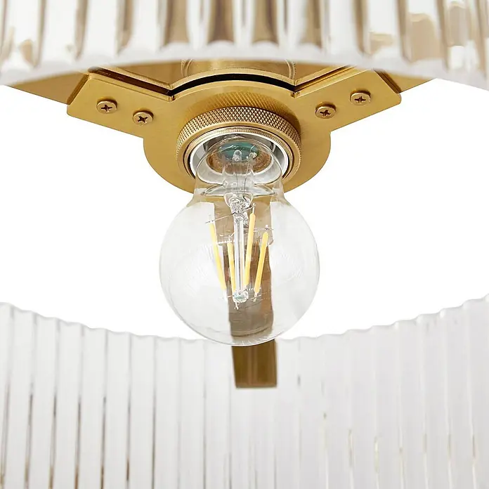 Lucande Deckenlampe in transparent, messing, Deckenleuchte -  - Nahaufnahme einer messingfarbenen Leuchte mit klarer LED-Filamentbirne und geriffelten Glasschirm.