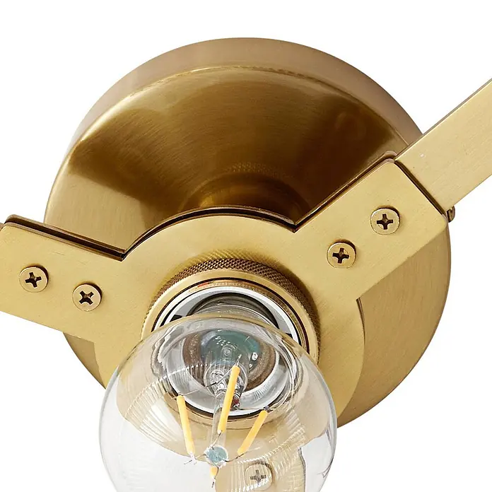 Lucande Deckenlampe in transparent, messing, Deckenleuchte -  - Nahaufnahme einer goldfarbenen Messing-Leuchte mit sichtbaren Schraubendetails und einer klaren LED-Glühbirne mit warmgelben Filamenten.