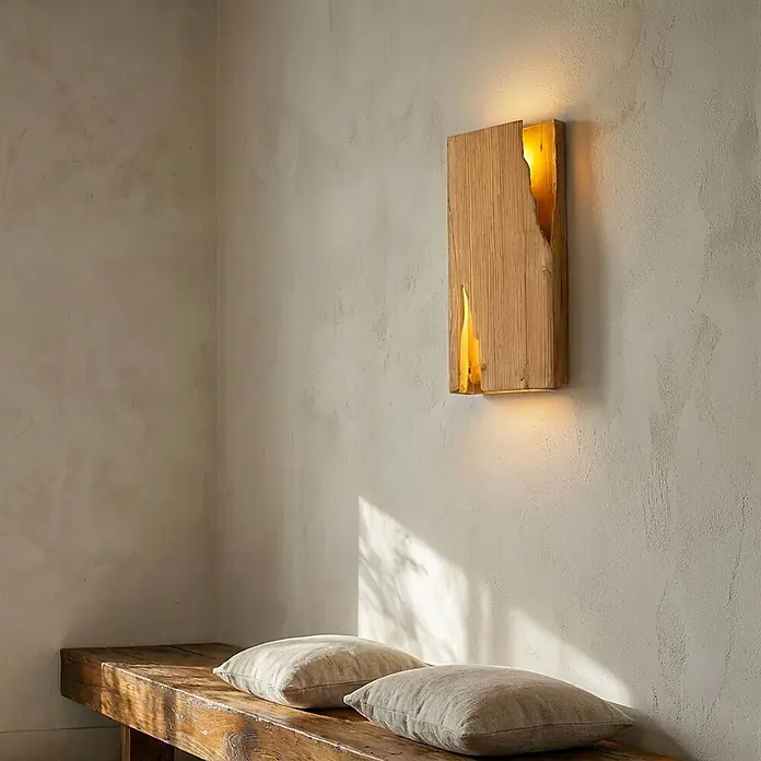 Lucande Wandleuchte Tarry - Holz hell, E14 - Rustikale Wandlampe aus Holz spendet warmes Licht nach oben, unten und durch Risse, über einer Holzbank montiert.