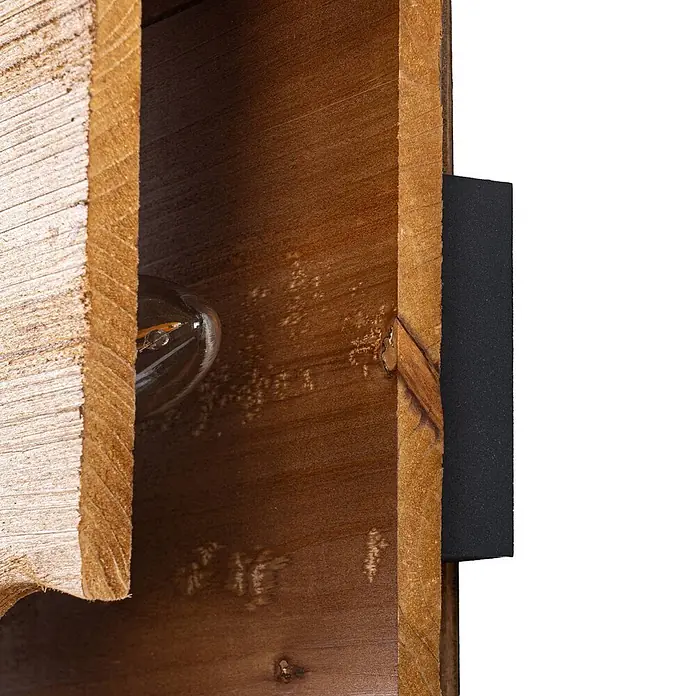 Lucande Wandleuchte Tarry - Holz hell, E14 - Nahaufnahme einer hölzernen Wandlampe mit sichtbarer Glühbirne und schwarzer Montageplatte.