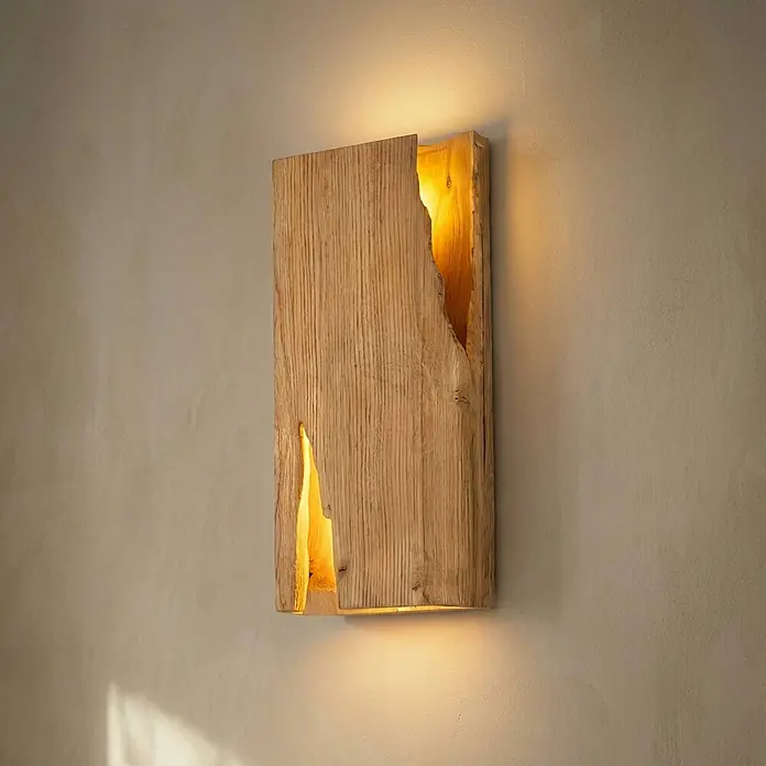 Lucande Wandleuchte Tarry - Holz hell, E14 - Natürliche Holzwandleuchte mit warmem Licht aus Ober-, Unterseite und organischen Rissen.