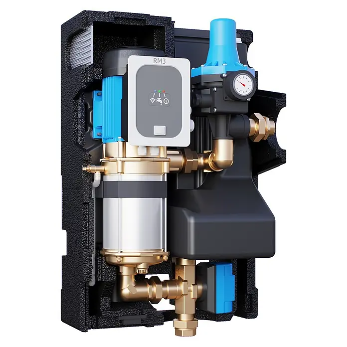 Dehoust Regenmanager RM3 Connect - 4.800 m³/h, Geeignet für: Unterirdische Regenwassertanks - Schnittansicht eines Wasser-Druckerhöhungssystems mit Motor, Steuerung, Tank und Messingleitungen im schwarzen Gehäuse.