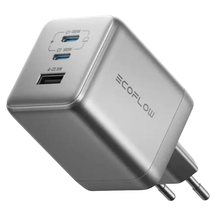 EcoFlow USB-Ladegerät Rapid Pro 3-Ports - Silber-Metallic, USB A-Stecker - Silbernes EcoFlow Multi-Port-Ladegerät mit zwei 100W USB-C-Anschlüssen und einem 22,5W USB-A-Anschluss, mit EU-Steckerstiften.