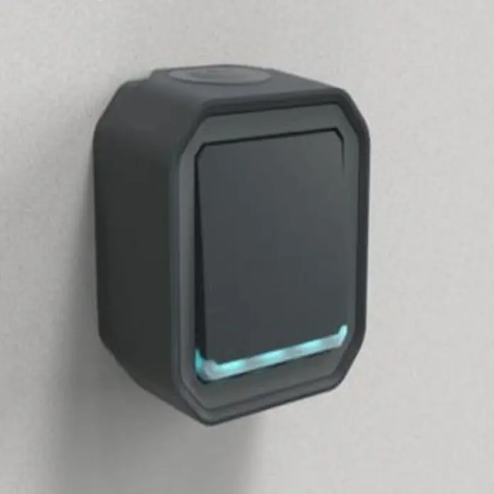 Legrand Feuchtraum-Wechselschalter Plexo New 069736L mit Licht - Anthrazit, Aufputzmontage, IP55 - Dunkelgrauer moderner Lichtschalter mit leuchtender blauer Anzeigeleiste unten.