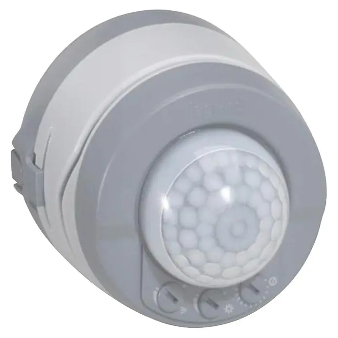 Legrand Bewegungsmelder Feuchtraum Plexo Classic 069740 - Grau - Weißer und grauer Legrand Bewegungsmelder mit Wabenlinse und drei Einstellknöpfen zur automatischen Lichtsteuerung.