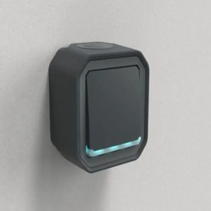 Legrand Feuchtraumtaster Plexo New 069782L mit Licht - Anthrazit, Aufputzmontage, IP55 - Dunkelgrauer wandmontierter Smart-Lichtschalter mit leuchtender blauer Anzeige.