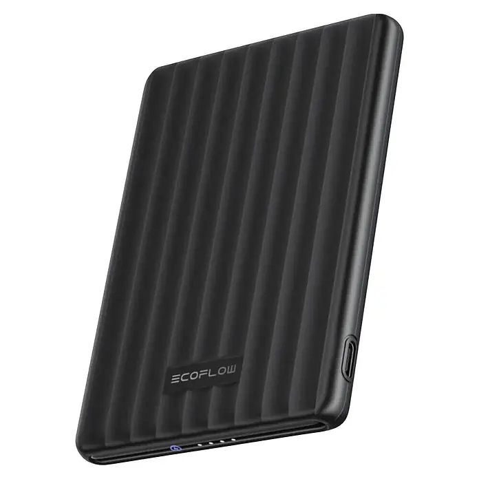 EcoFlow Powerbank Rapid Mag 5.000 mAh schwarz - Schwarz - Schwarze Ecoflow Powerbank mit geriffelter Oberfläche, sichtbarem USB-C-Anschluss und Statusleuchten.