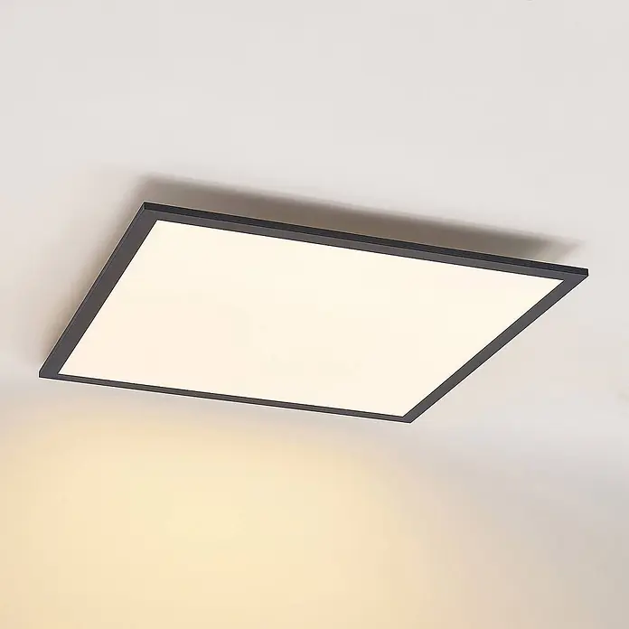 Lindby LED-Panel Nelios - schwarz, Neutralweiß - Schlanke, rechteckige, schwarz gerahmte LED-Deckenleuchte, beleuchtet, strahlt warmweißes Licht aus.