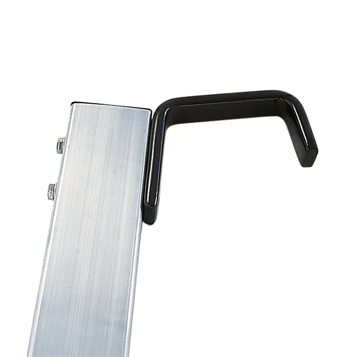 Munk Mehrzweckleiter Haken Spezialleitern abgewinkelt bis 50mm 2 Stück - Kunststoff - Schwarzer Haken sicher an einer silbernen Aluminiumschiene mit Schrauben befestigt, zum Aufhängen oder Stützen.