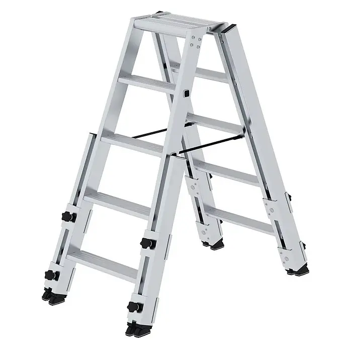 Munk Stehleiter Stufen- Stehleiter treppengängig beidseitig begehbar 2x5 Stufen - Anzahl Tritte: 5 Stk., Arbeitshöhe: 3.200 m, Aluminium - Silberne Aluminium-Mehrzweckleiter mit verstellbaren Beinen, in A-Form gezeigt.