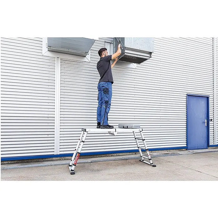 Munk Arbeitsplattform Teleskop-Arbeitsplattform Solid Line - Anzahl Tritte: 4 Stk., Arbeitshöhe: 3.600 m - Aluminium-Arbeitsplattform, von einem Mann zur Wartung einer Belüftungseinheit genutzt, mit Werkzeugkiste.