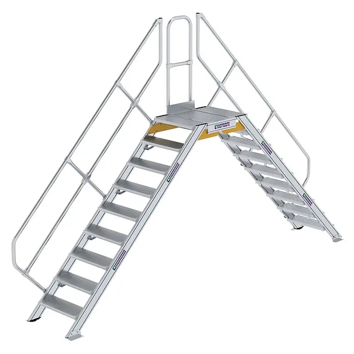Munk Treppenpodest Überstieg 45° inkl. einen Handlauf, Stufenbreite 600mm, 2x9 Stufen -  - Silberne Aluminium-Industrieübertrittsplattform mit zwei Treppen und Handläufen.