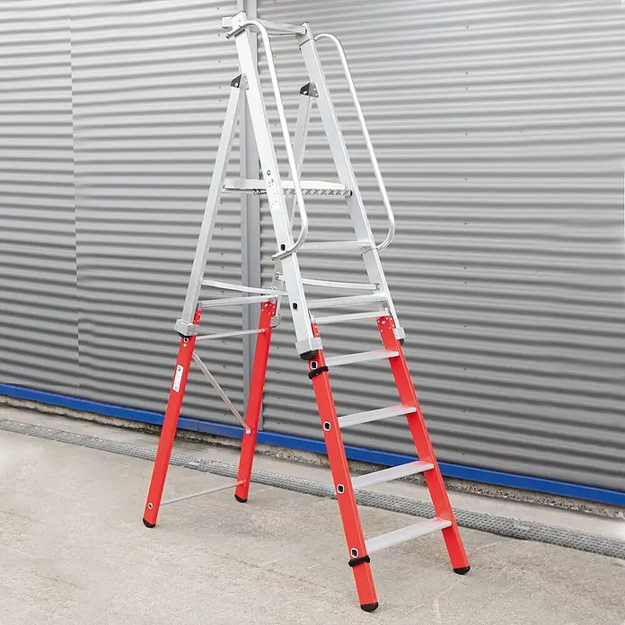 Munk Podestleiter Plattformleiter steckbar Grundelement 3 Stufen - Anzahl Tritte: 3 Stk., Arbeitshöhe: 2.700 m, Aluminium - Rote und silberne Aluminium-Stehleiter mit breiten Stufen und oberen Handläufen, auf Beton vor Wellblechwand.