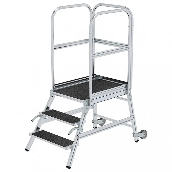 Munk Podestleiter Podestleiter mit Rollen und Griff R13 Korund 3 Stufen - Anzahl Tritte: 3 Stk., Arbeitshöhe: 2.700 m, Aluminium - Silberne Aluminium-Arbeitsbühne mit zwei schwarzen Anti-Rutsch-Stufen, einer Plattform, Handläufen und Rädern.