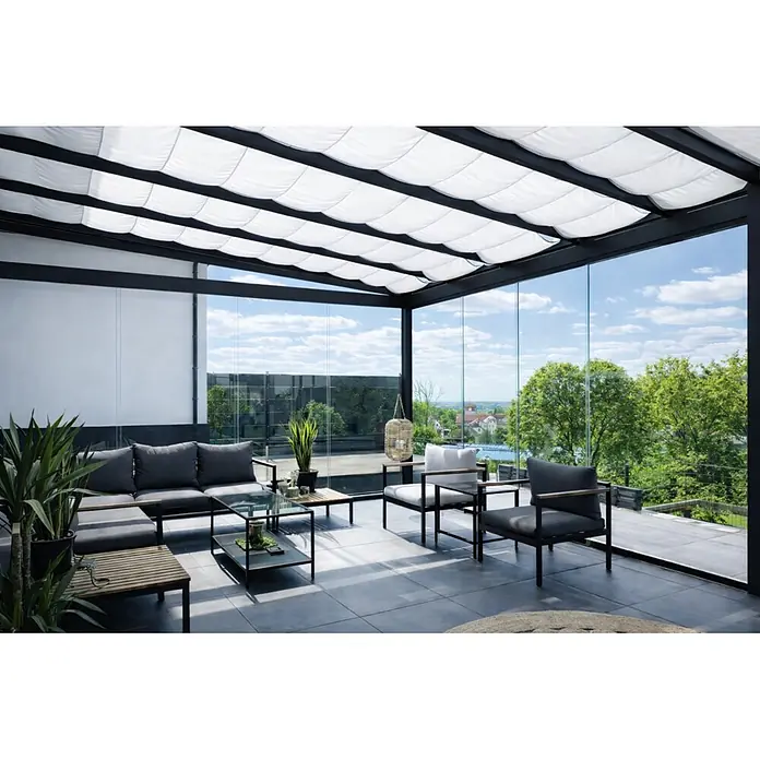Dreku Sonnenschutz - Weiß, Farbe Gestell: Verkehrsweiß, 1 x 3 m, Passend für: Terrassenüberdachungen und Kaltwintergärten - Moderne Outdoor-Pergola mit schwarzem Rahmen und weißem Faltdach, die einen Loungebereich mit Glaswänden und Blick auf Natur beschattet.
