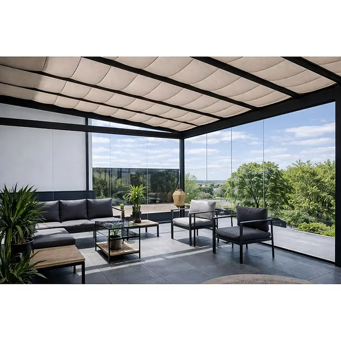 Dreku Sonnenschutz - Beige, Farbe Gestell: Anthrazitgrau, 1 x 4 m, Passend für: Terrassenüberdachungen und Kaltwintergärten - Outdoor-Lounge-Set mit dunkelgrauen Kissen, schwarzen Rahmen und Holztischen, unter beiger Pergola-Markise auf moderner Terrasse.