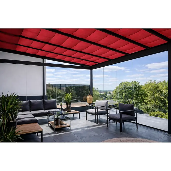 Dreku Sonnenschutz - Rot, Farbe Gestell: Verkehrsweiß, 1 x 3 m, Passend für: Terrassenüberdachungen und Kaltwintergärten - Rotes ausziehbares Pergola-Stoffdach über einer modernen, verglasten Terrasse mit dunklen Möbeln.
