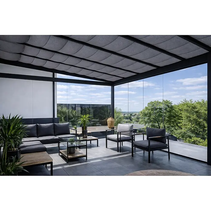 Dreku Sonnenschutz - Dunkelgrau, Farbe Gestell: Anthrazitgrau, 1 x 3 m, Passend für: Terrassenüberdachungen und Kaltwintergärten - Moderner Outdoor-Wohnbereich mit grauem Faltdach, Glaswänden und dunkelgrauen Lounge-Möbeln.
