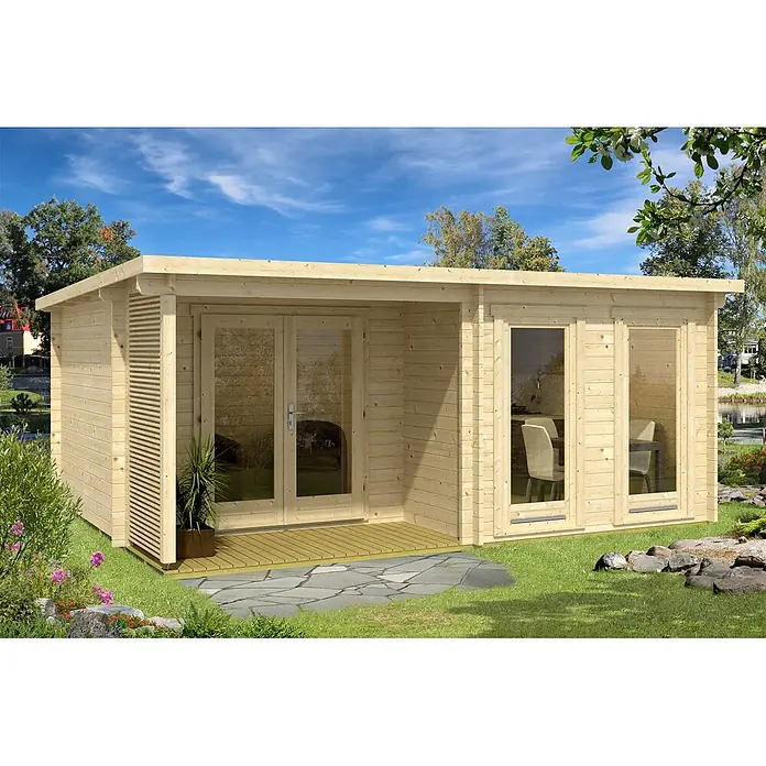 Alpholz Gartenhaus Orkus - Außenmaß inkl. Dachüberstand (B x T): 560 x 440 cm, Holz, Pinie - Helle Holzgartenhütte mit Glastüren und Fenstern, eingebettet in eine grüne Gartenlandschaft.