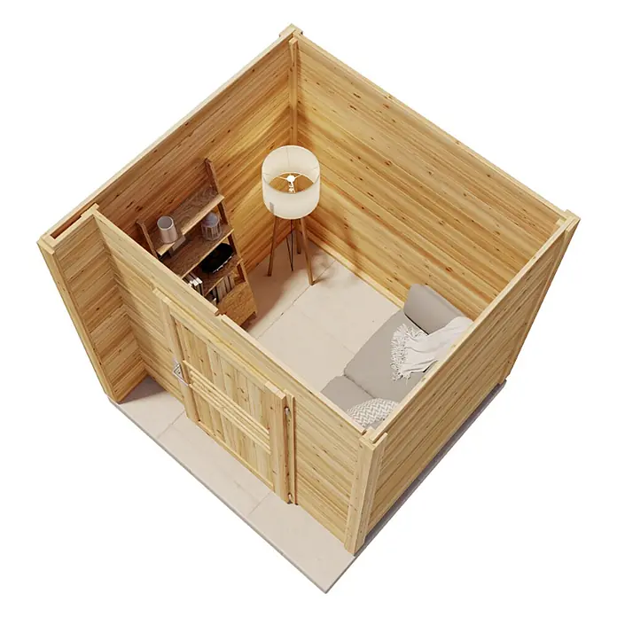 Alpholz Gerätehaus Bratek - Außenbreite inkl. Dachüberstand: 204 cm, Außentiefe inkl. Dachüberstand: 202 cm, Holz, Naturbelassen - Kleine helle Holzkabine, eingerichtet mit grauem Sofa, Holzregal und Stehlampe.